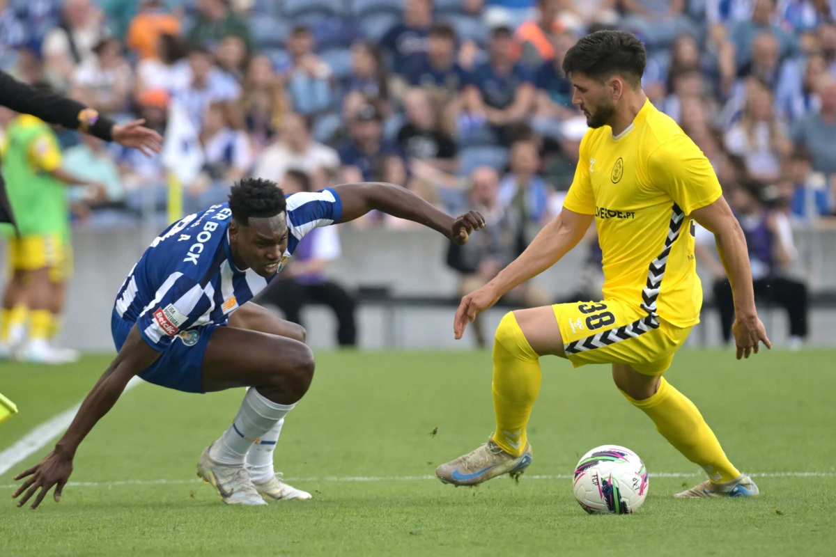 Zé Vítor num duelo com Samu (Créditos: Lusa)
