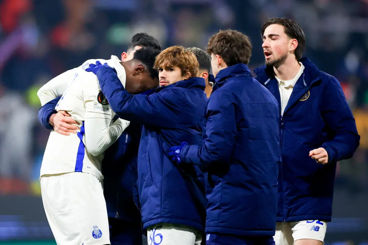 Samu foi consolado pelos companheiros de equipa após o jogo em Plzen
