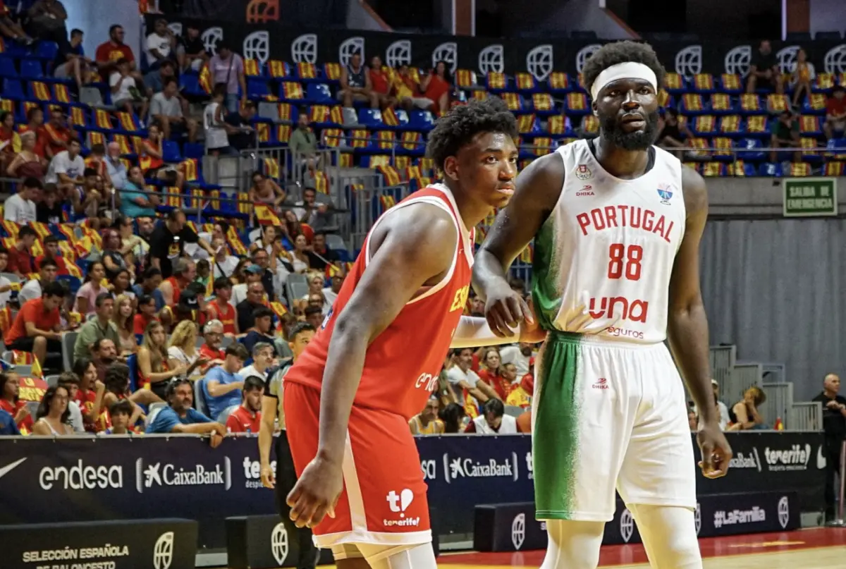 Neemias Queta, à direita (créditos: Federação Portuguesa de Basquetebol)