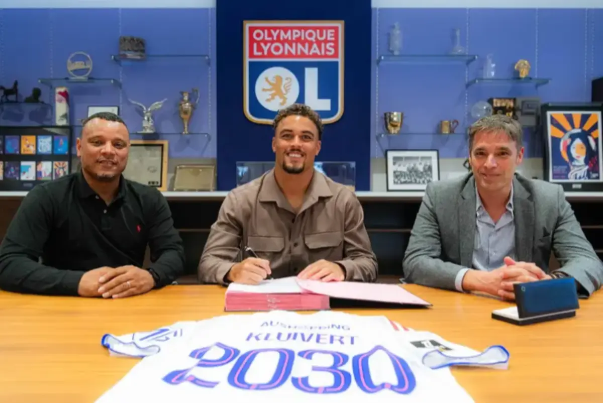 Ruben Kluivert ao centro (Créditos: Lyon)