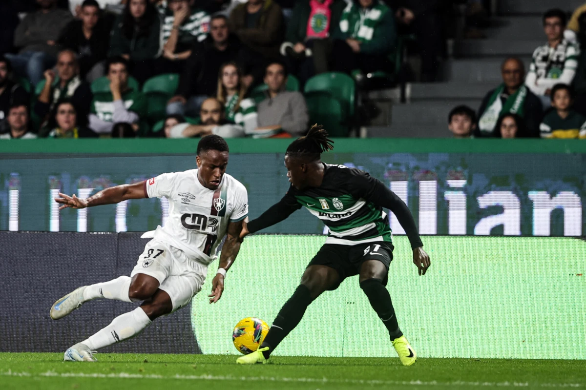 Jovane frente a Quenda, no jogo da primeira volta (Créditos: Mário Vasa)