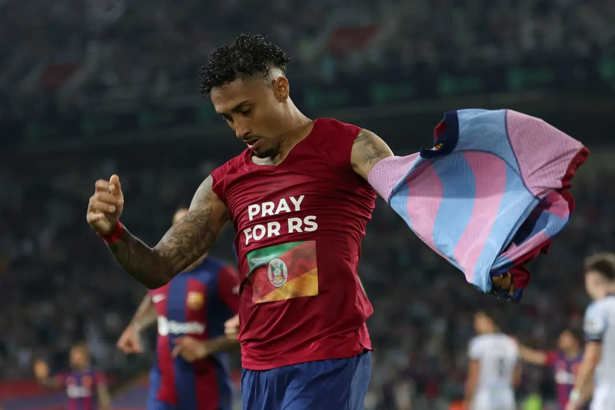 Raphinha não esqueceu as cheias no Rio Grande do Sul, no Brasil (créditos: LLUIS GENE / AFP)