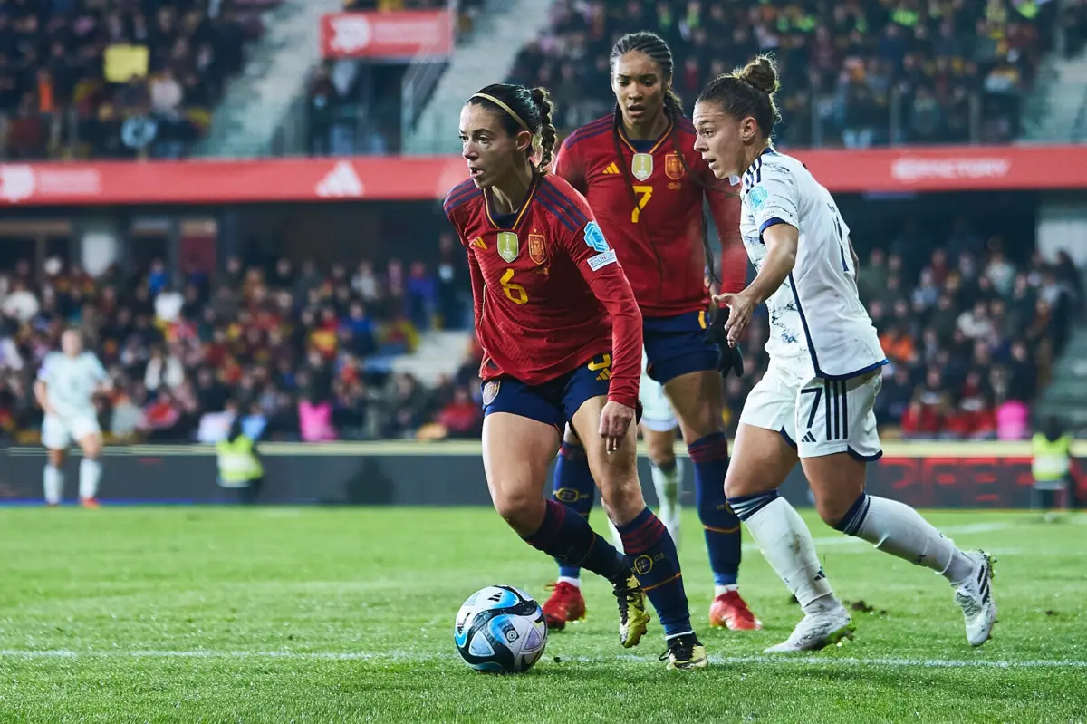 Aitana Bonmatí em ação, na primeira parte do jogo