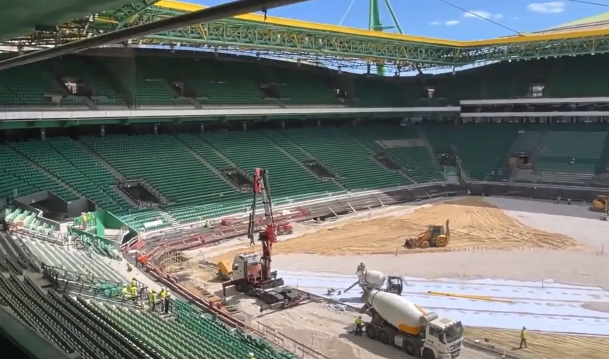 Imagem de contexto do artigo Obras no Estádio de Alvalade: fosso tapado, segue-se a colocação do relvado