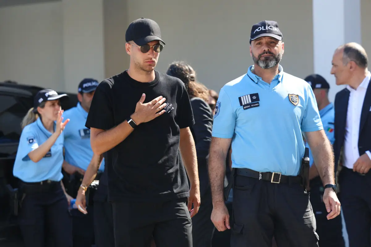 Imagem de contexto do artigo Personalidades e adeptos anónimos despedem-se de Diogo Jota e André Silva