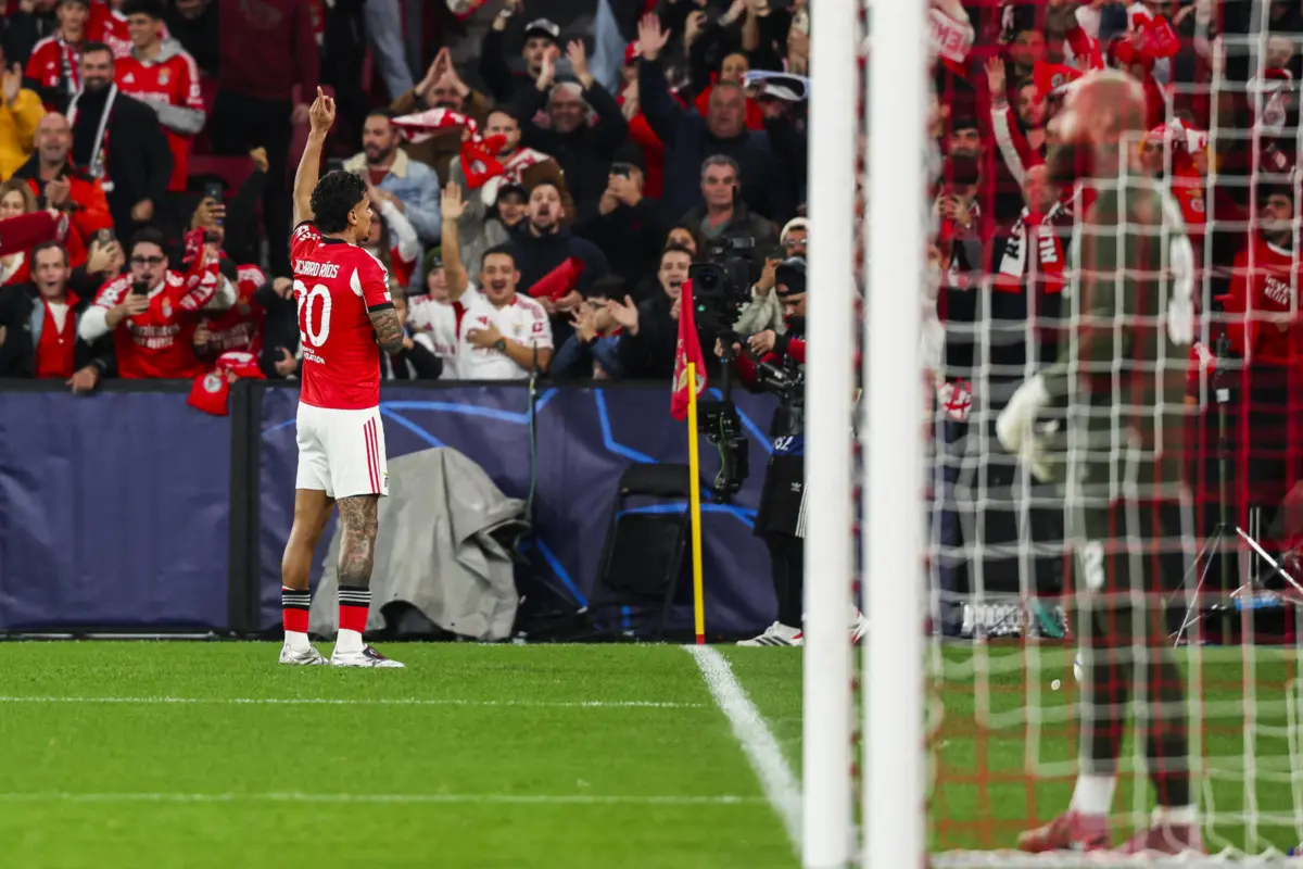 Benfica player Richard Ríos (L) scores agoal against Napoli during their UEFA Champions League soccer match held at Luz Stadium in Lisbon, Portugal, 10 December 2025. JOSE SENA GOULAO/LUSA