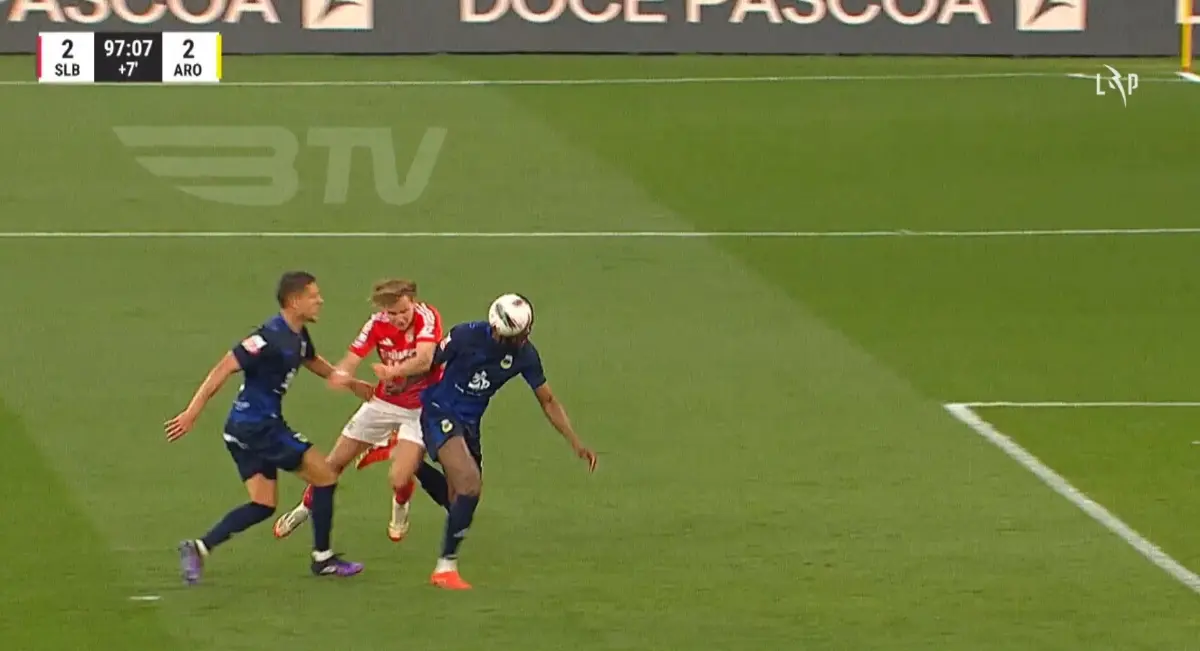 Imagem de contexto do artigo Benfica pediu penálti após lance com Schjelderup aos 90'+7': ora veja
