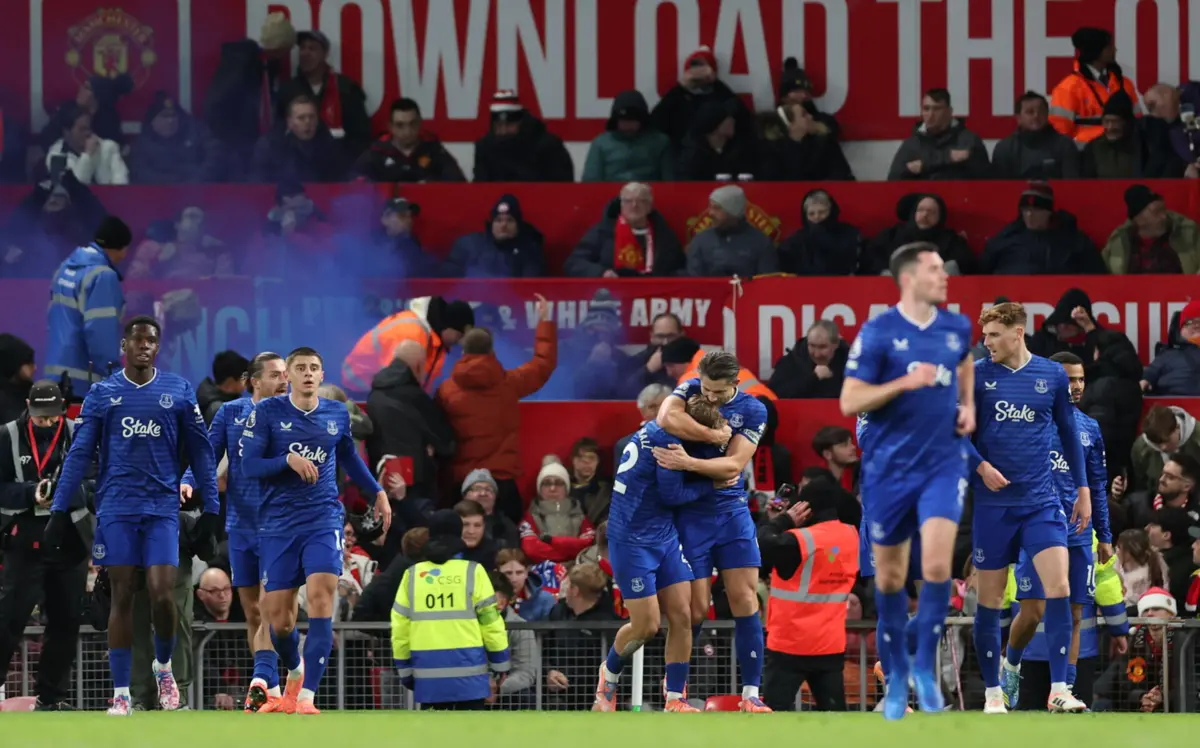 Jogadores do Everton festejam em Old Trafford