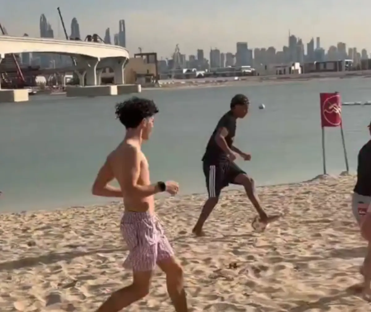Imagem de contexto do artigo Lamine Yamal a jogar futebol na praia com crianças e jovens no Dubai: veja o vídeo