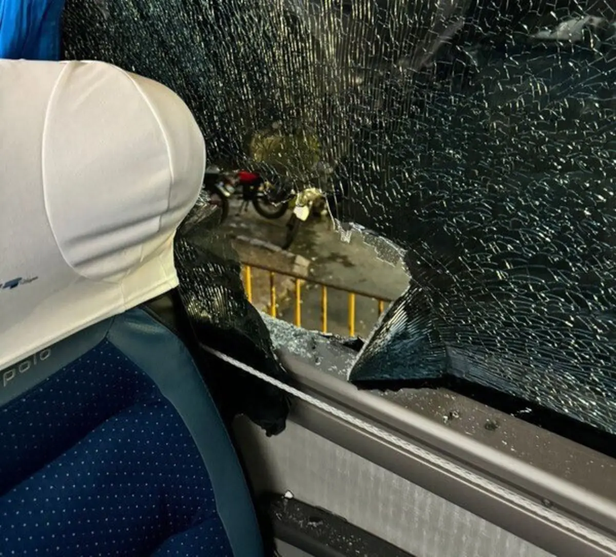 Vidro do autocarro do Botafogo (créditos: X/@Futebolnorio)