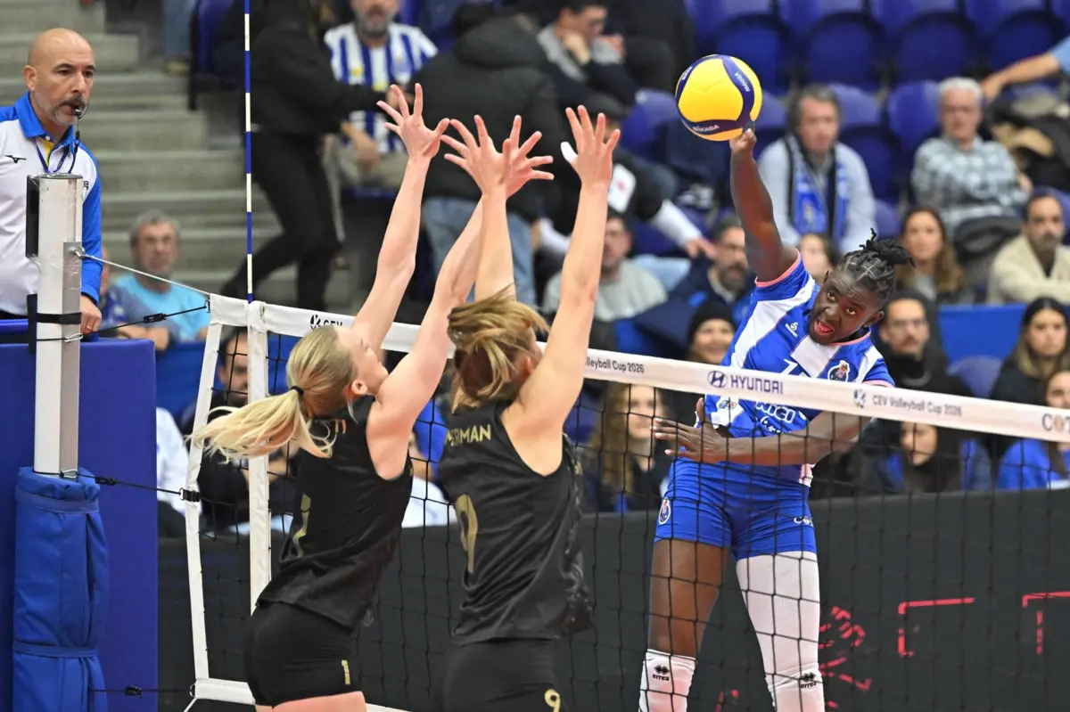 Porto, 26/ 11/ 2025 - O FC Porto recebeu esta noite, no Pavilhão Dragão Arena, a equipa do Galatasaray Istambul, em partida da 1.ª mão da
Taça CEV -Voleibol Feminino.
Joseph Shainah (FC Porto) remata.