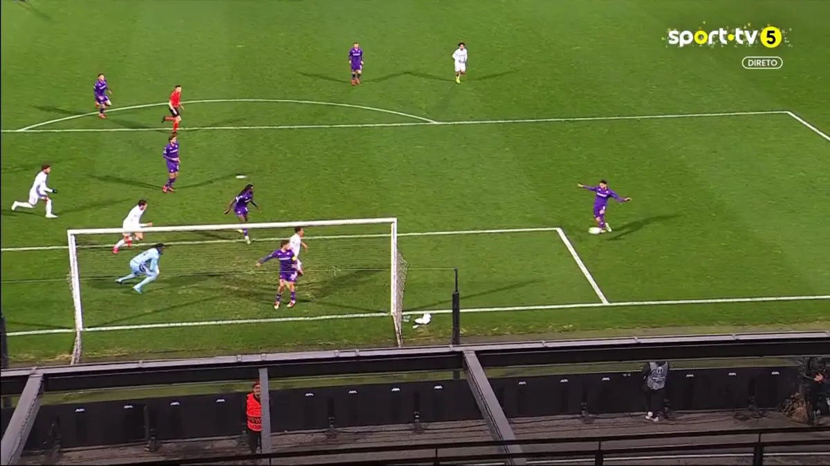 Imagem de contexto do artigo Balde de água fria no V. Guimarães-Fiorentina: Mandragora empata aos 87'. Veja o golo