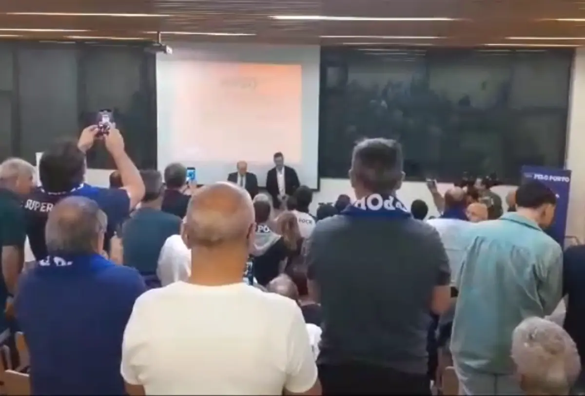 Imagem de contexto do artigo Pinto da Costa com adeptos do FC Porto em Arouca