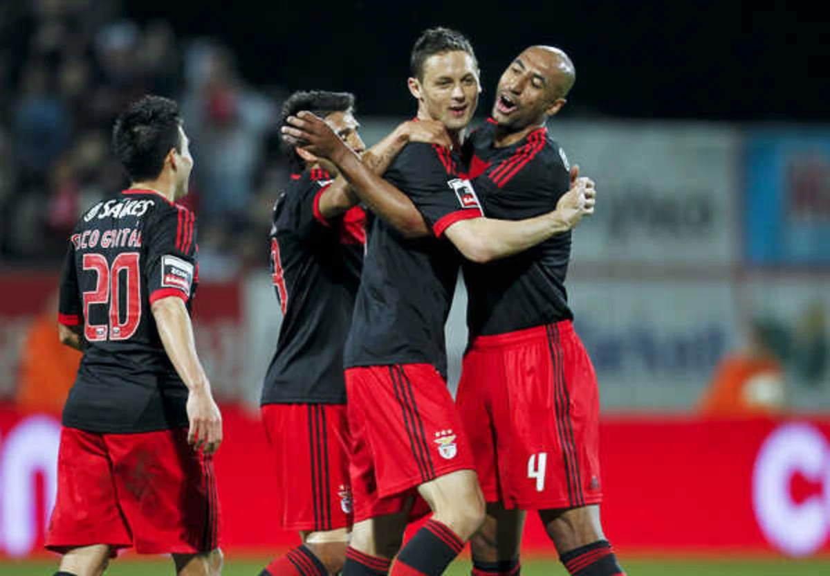 Nemanja Matic e Luisão (Créditos: Global Imagens)