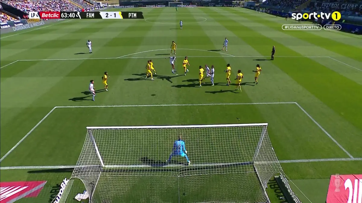 Imagem de contexto do artigo Famalicão-Portimonense: veja o "penálti" de cabeça de Jhonder Cádiz que vira o jogo