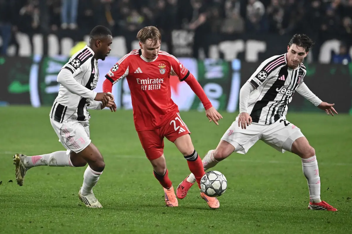 Andreas Schjelderup, ao centro