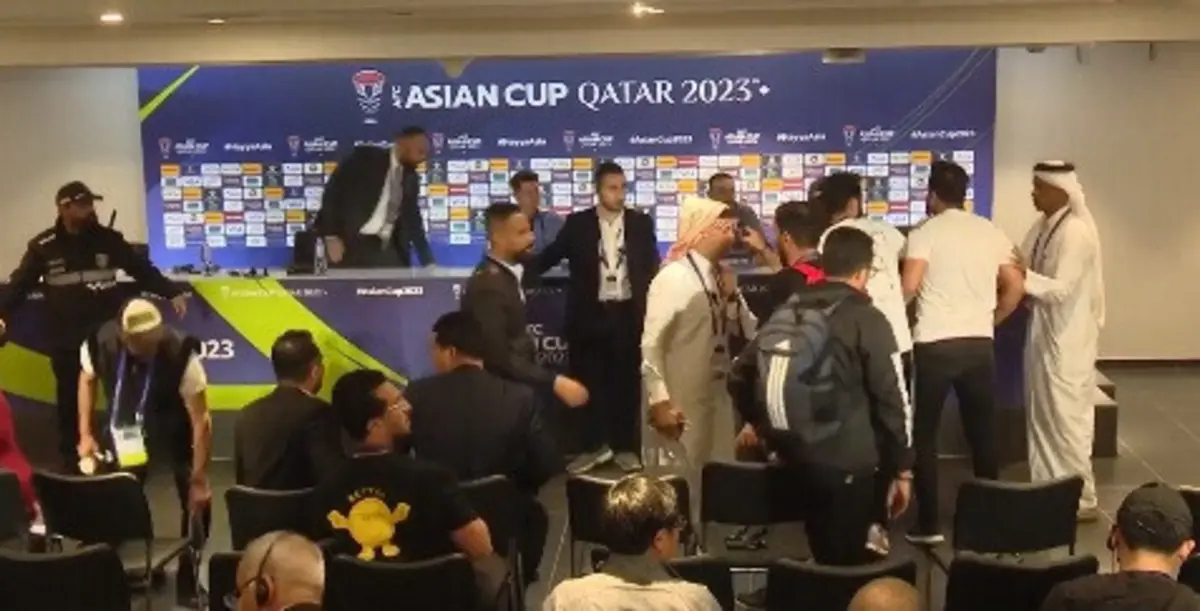 Jornalistas tentam agredir selecionador do Iraque (créditos: Eurosport)