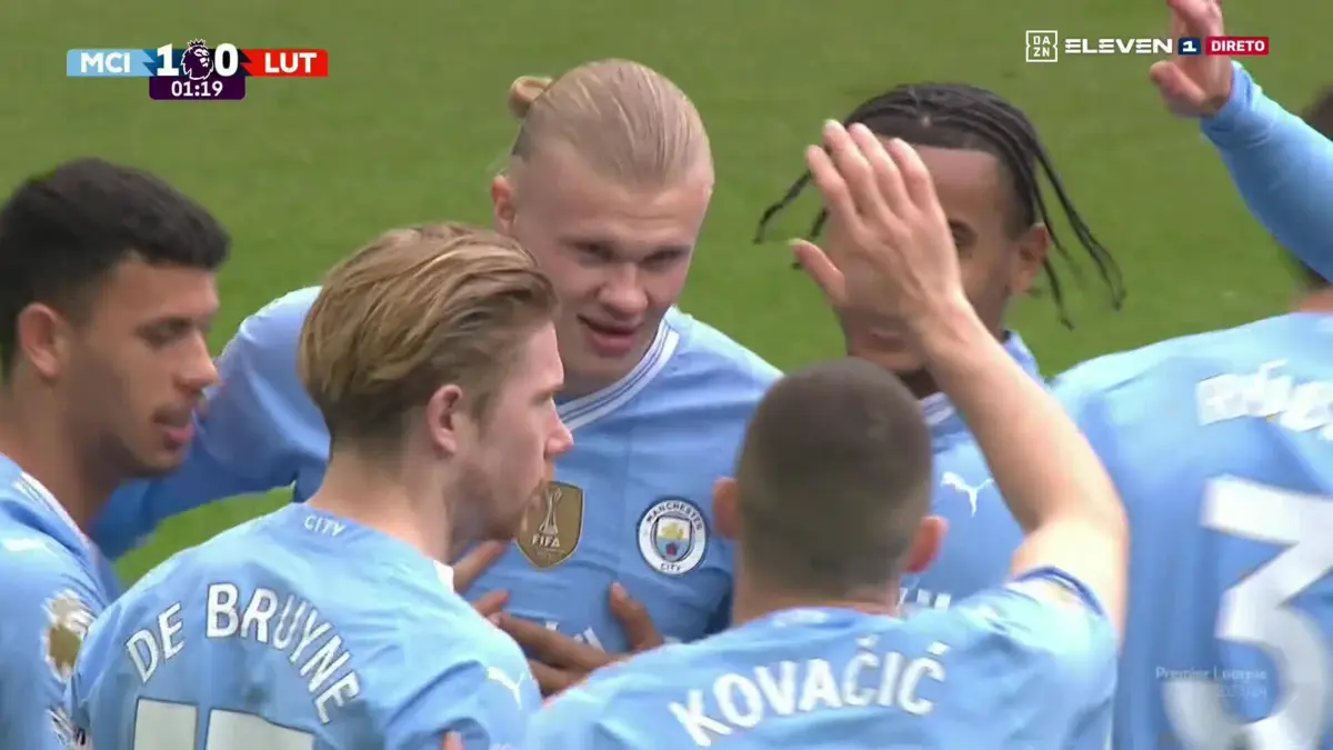 Imagem de contexto do artigo Haaland tenta um pontapé acrobático, a bola desvia num adversário e entra. Ora veja