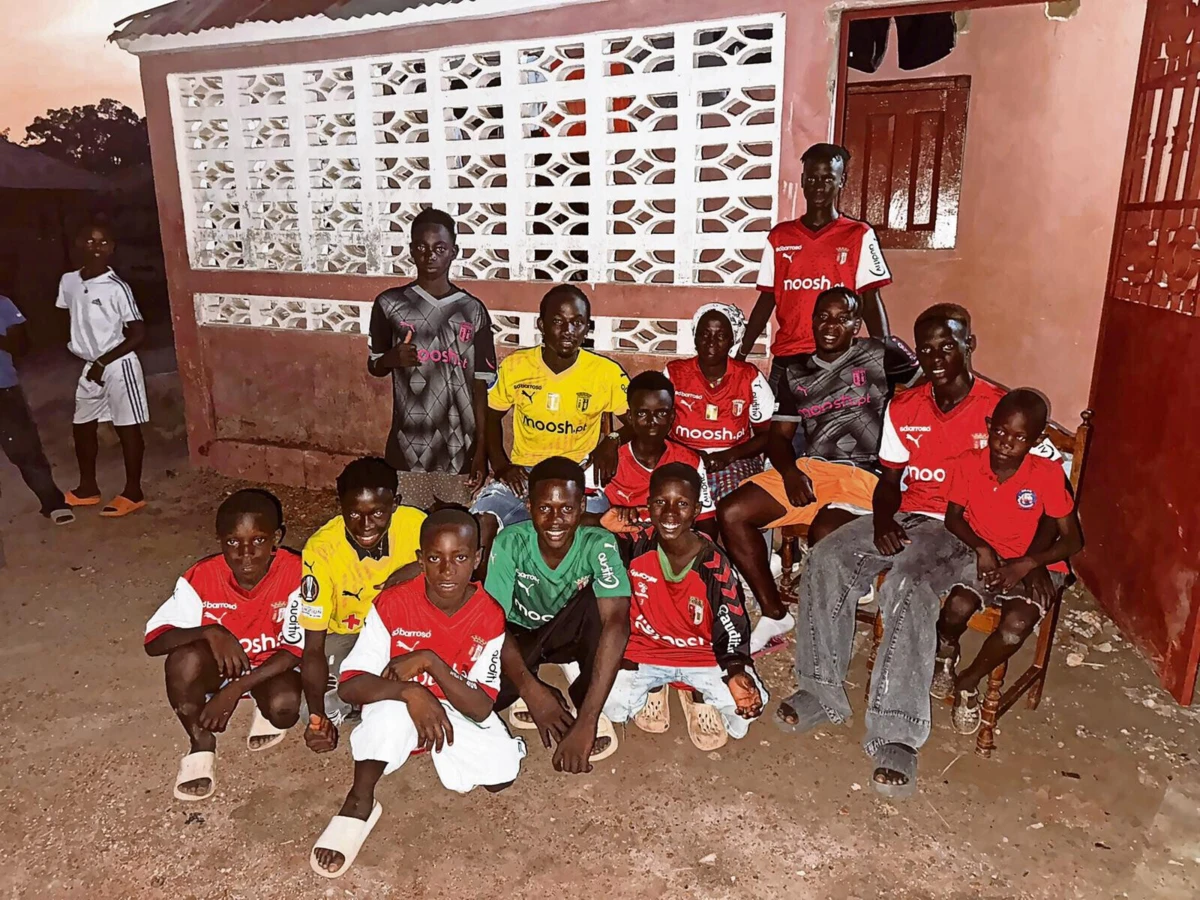 Imagem de contexto do artigo Brilho de Roger é um triunfo da vida: "Sempre que pode leva camisolas, botas, calções e meias do Braga"