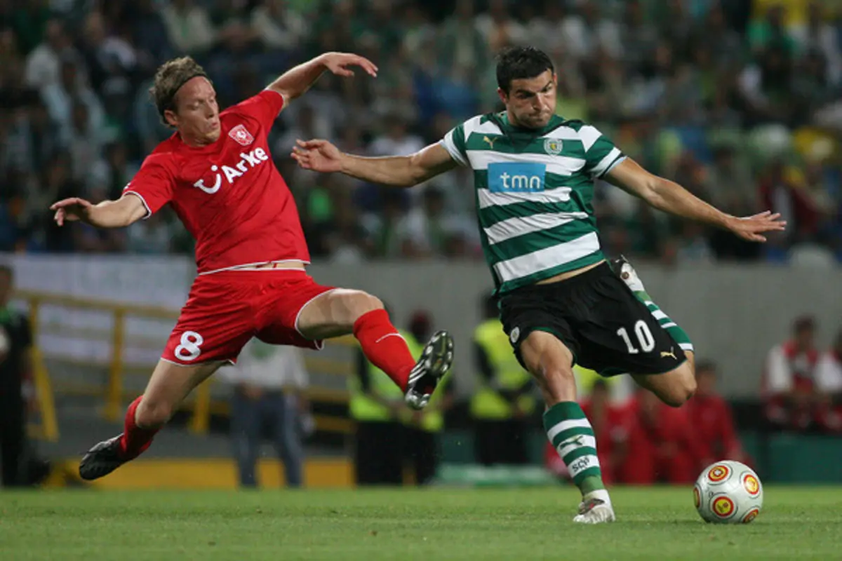 Ronnie Stam defronta Sporting ao serviço do Twente, em 2009 (créditos: LUIS MANUEL NEVES)
