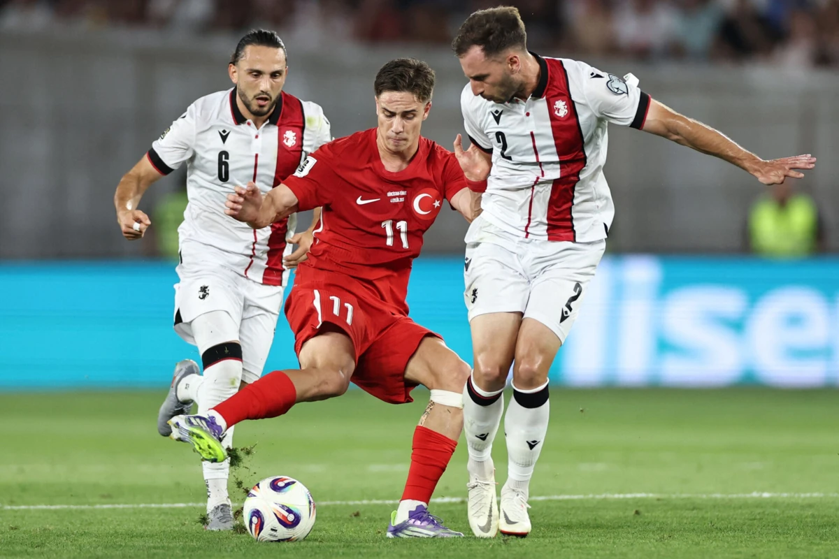 Kochorashvili com o número 6 na Geórgia (Créditos: AFP)