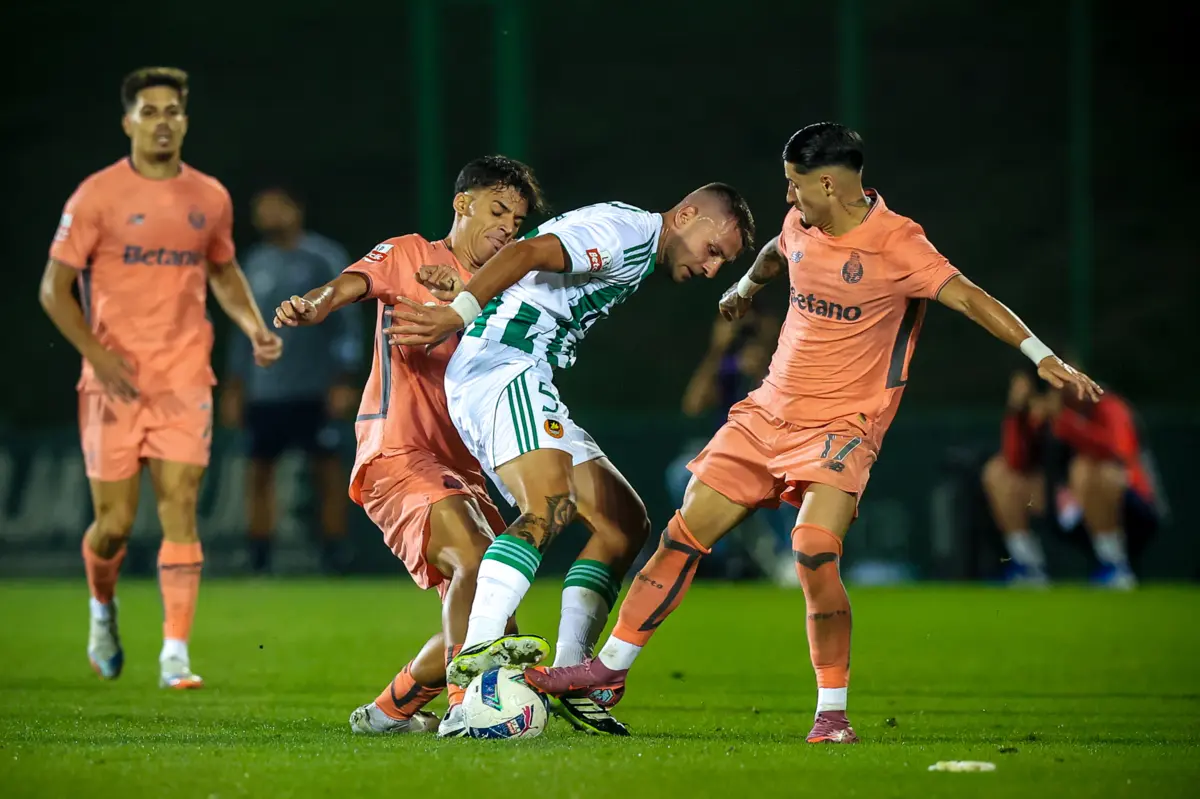 Borja Sainz luta pela bola no Rio Ave-FC Porto