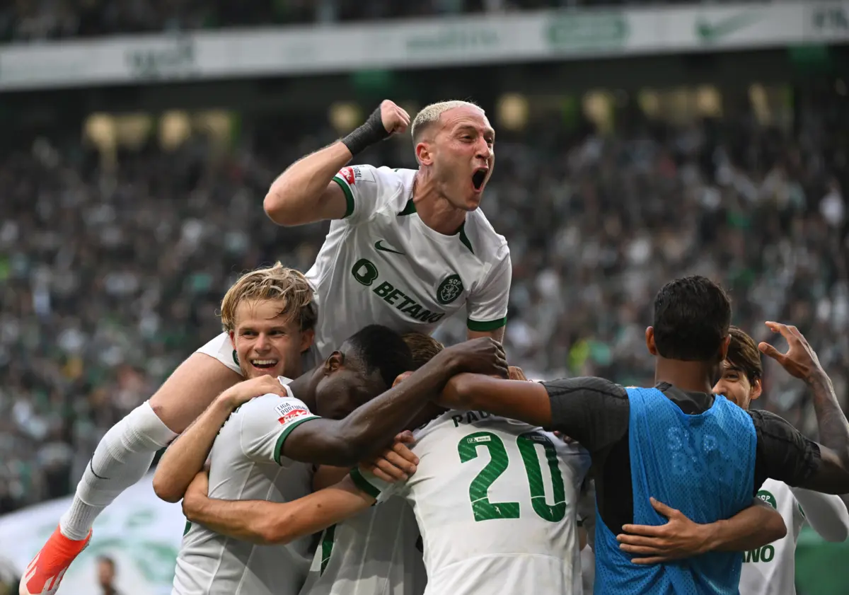 Nuno Santos em festa com os companheiros (Créditos: Zed Jameson/Global Imagens)