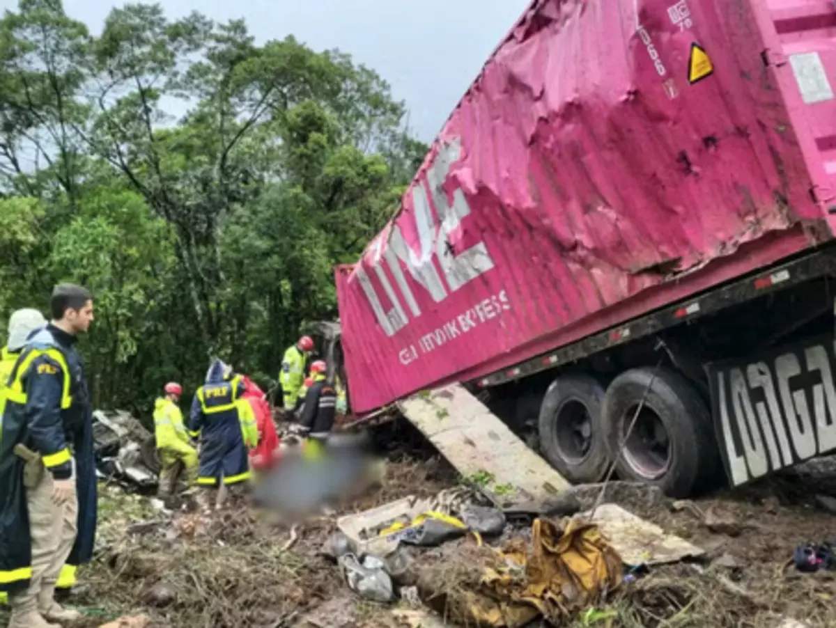 Imagem de contexto do artigo Nove mortos após camião com contentor cair sobre carrinha de equipa de remo