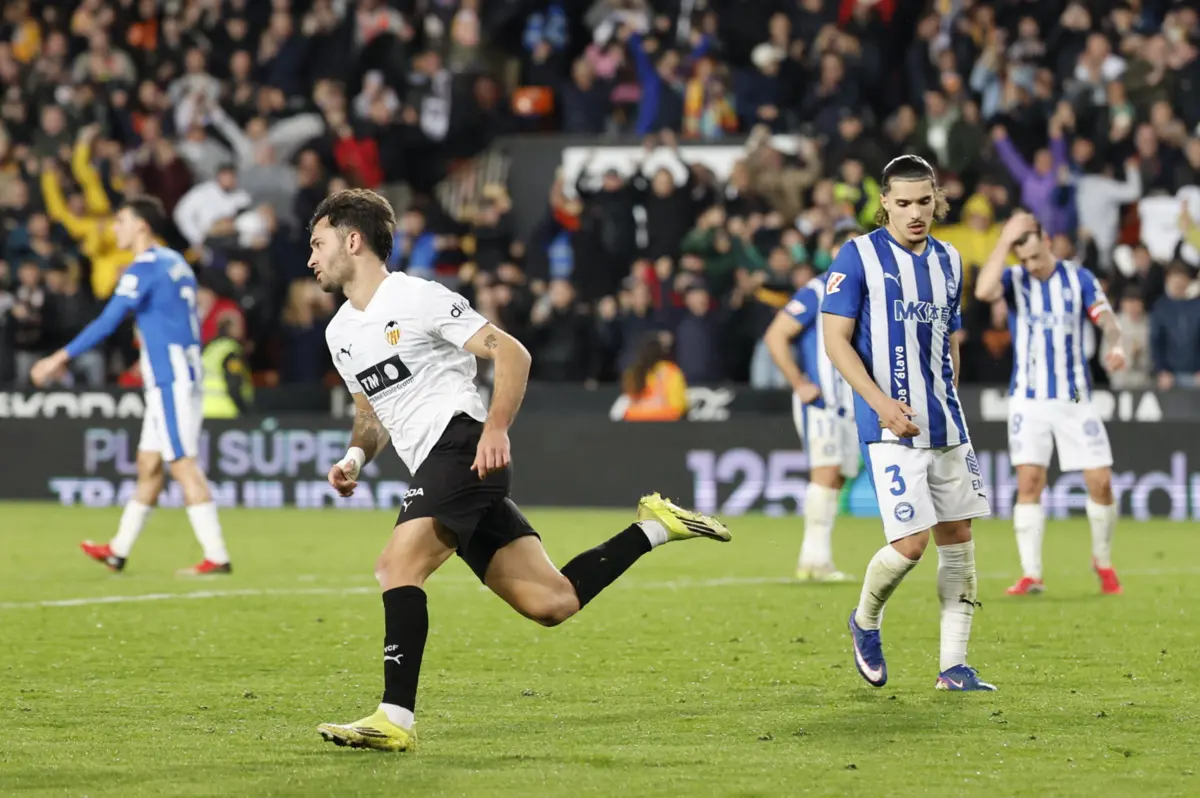 Imagem de contexto do artigo Valência, de André Almeida, teve de sofrer, mas venceu o Alavés