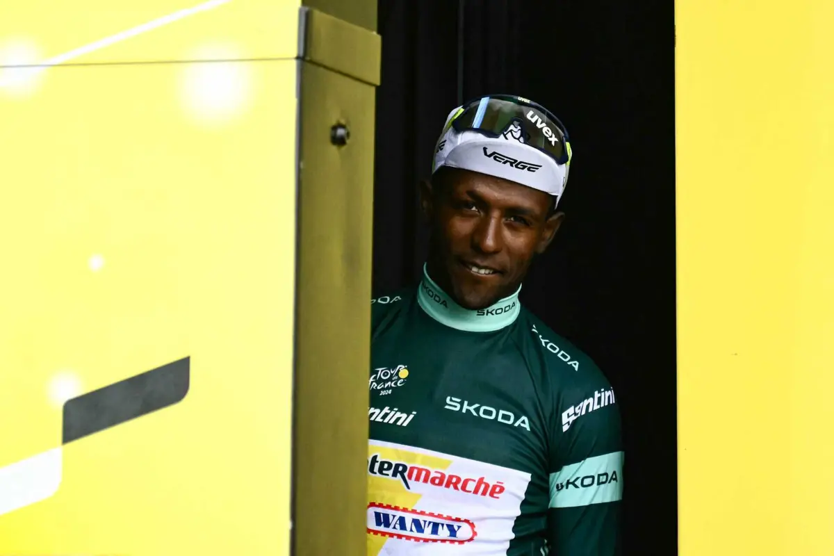 Biniam Girmay (créditos: Marco BERTORELLO / AFP