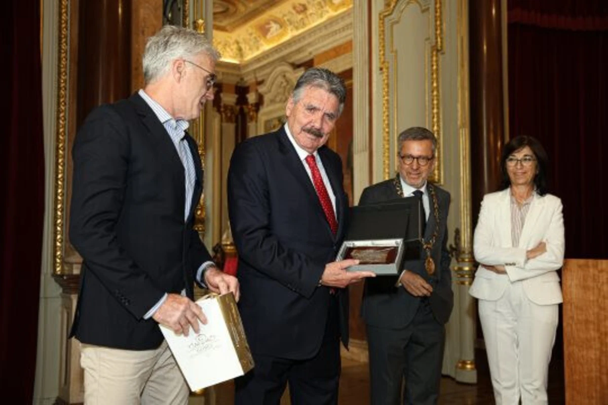 Toni, antigo jogador e treinador, recebeu a medalha de mérito desportivo na Câmara de Lisboa (créditos: FPF)