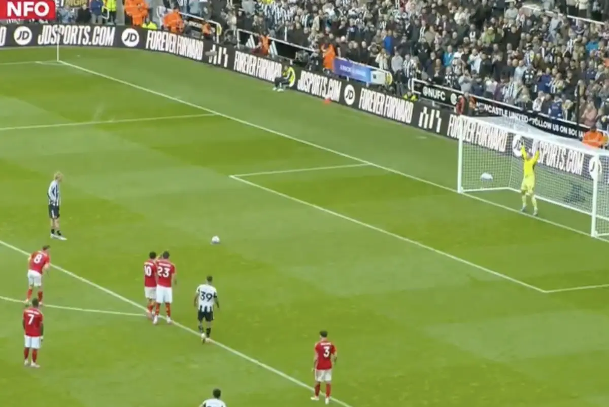 Imagem de contexto do artigo Será o penálti perfeito? Este remate de Woltemade correu as redes sociais