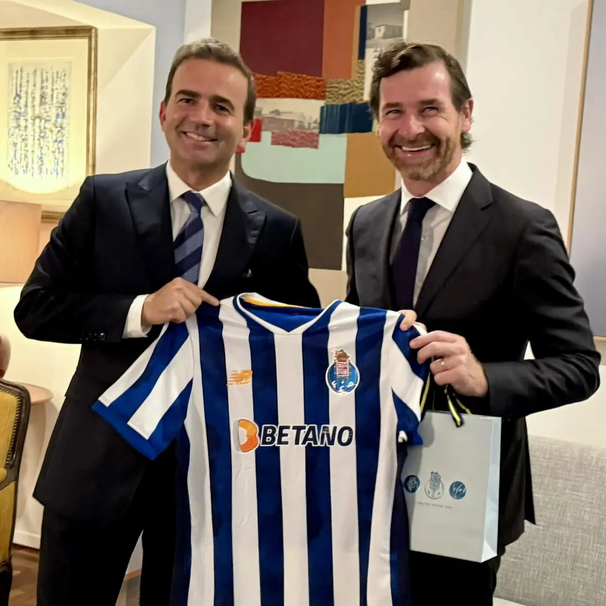 Imagem de contexto do artigo André Villas-Boas trocou presentes com o embaixador de Portugal em Angola