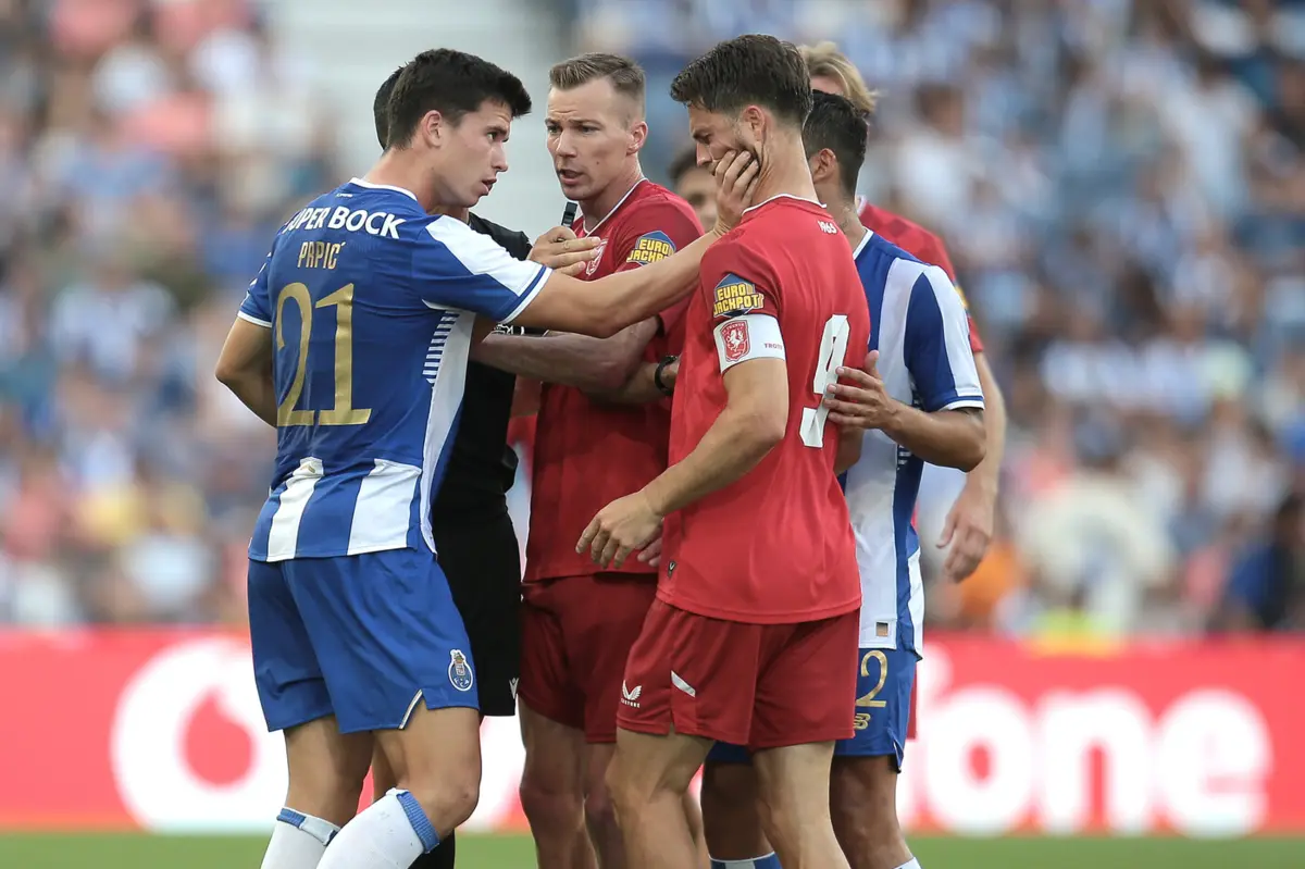 Wolfswinkel pegado com Prpic, central do FC Porto (créditos: Lusa)