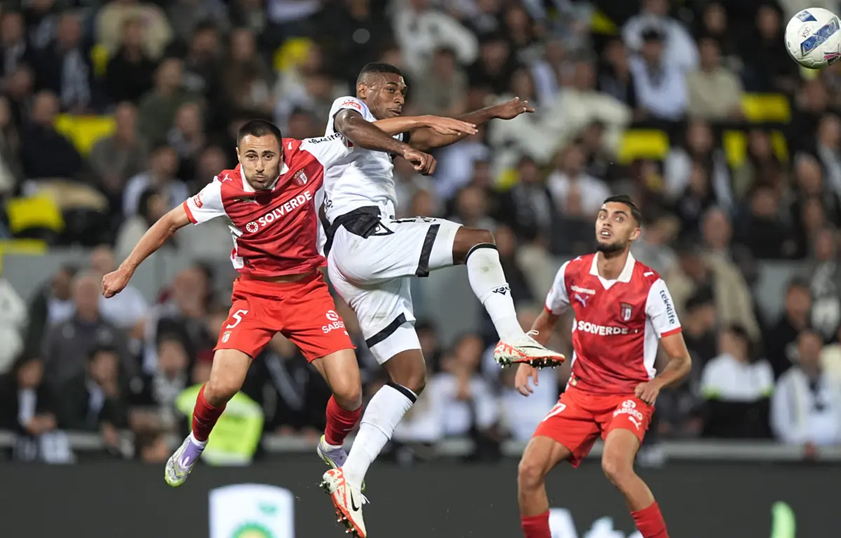 Leonardo Lelo e Gustavo Silva disputam a bola
