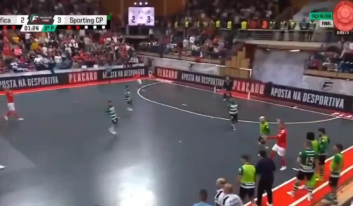 Imagem de contexto do artigo Suplente do Sporting deixa o banco e corta jogada de perigo do Benfica