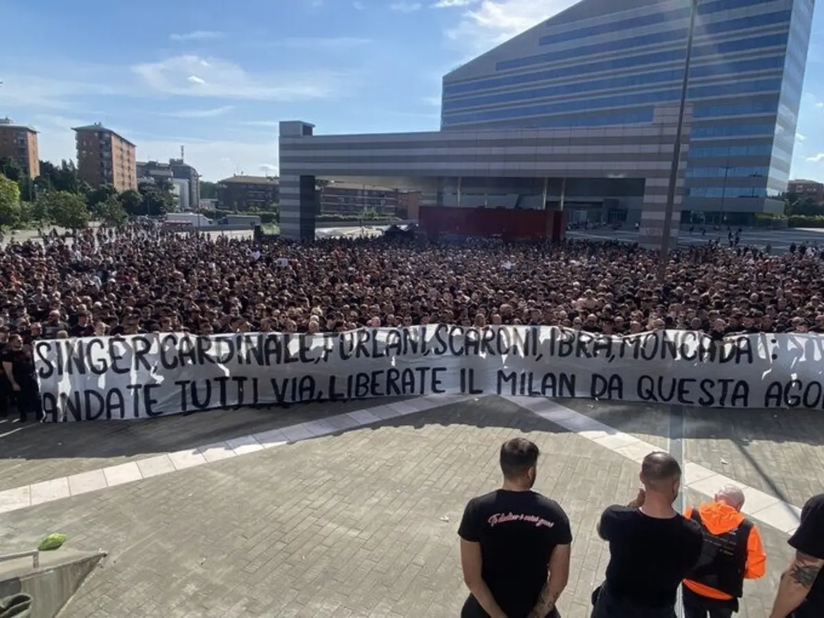 Imagem de contexto do artigo Milhares de adeptos protestam contra dirigentes do Milan