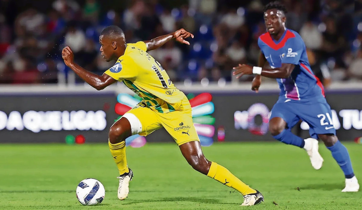 Yaya Sithole com a camisola do Tondela