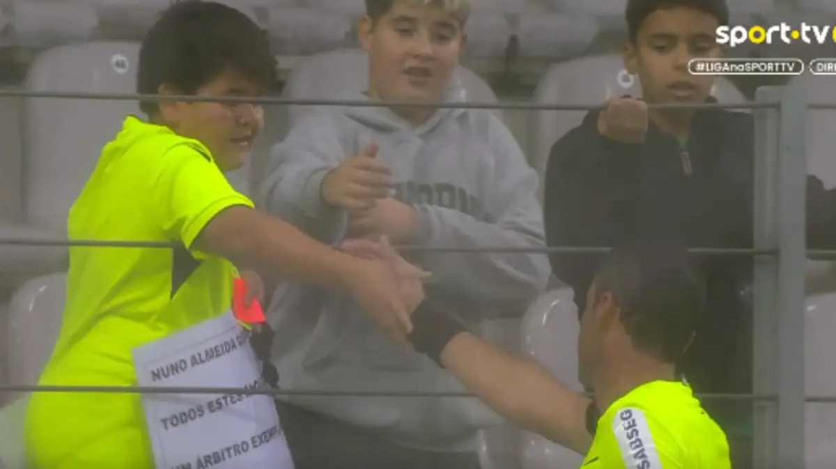 Imagem de contexto do artigo O adeus de Nuno Almeida: lágrimas, cartões oferecidos a adepto, palmas e guarda de honra