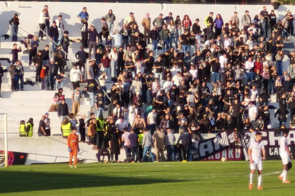 Imagem de contexto do artigo Bancada cedeu durante o Atlético-Académica