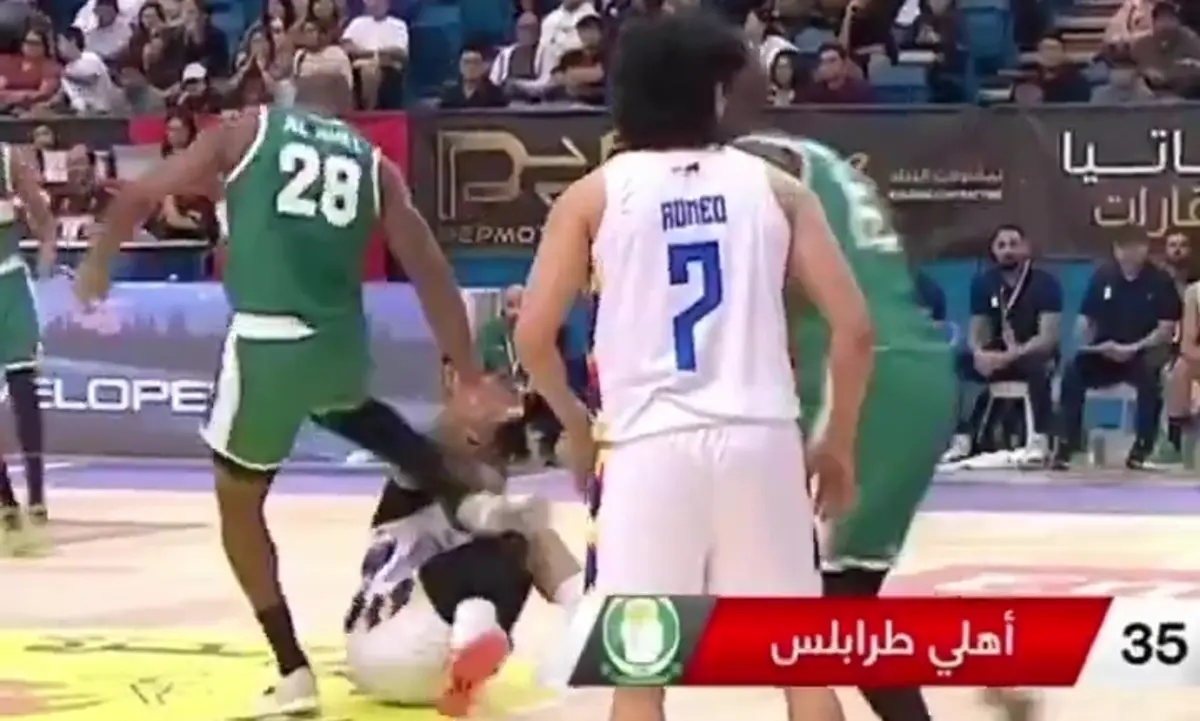 Imagem de contexto do artigo Incrível: jogador de basquetebol agride adversário no chão ao pontapé. Ora veja