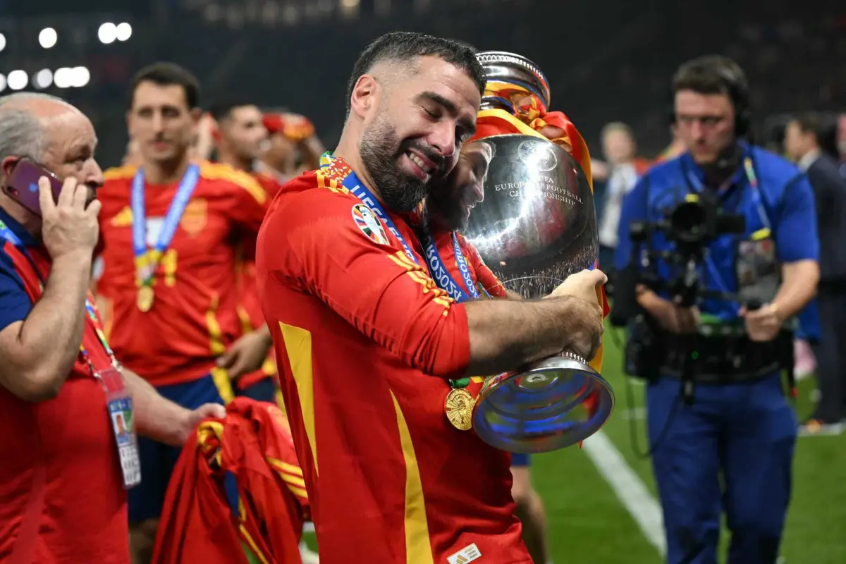 Carvajal com o troféu do Europeu (créditos: AFP)