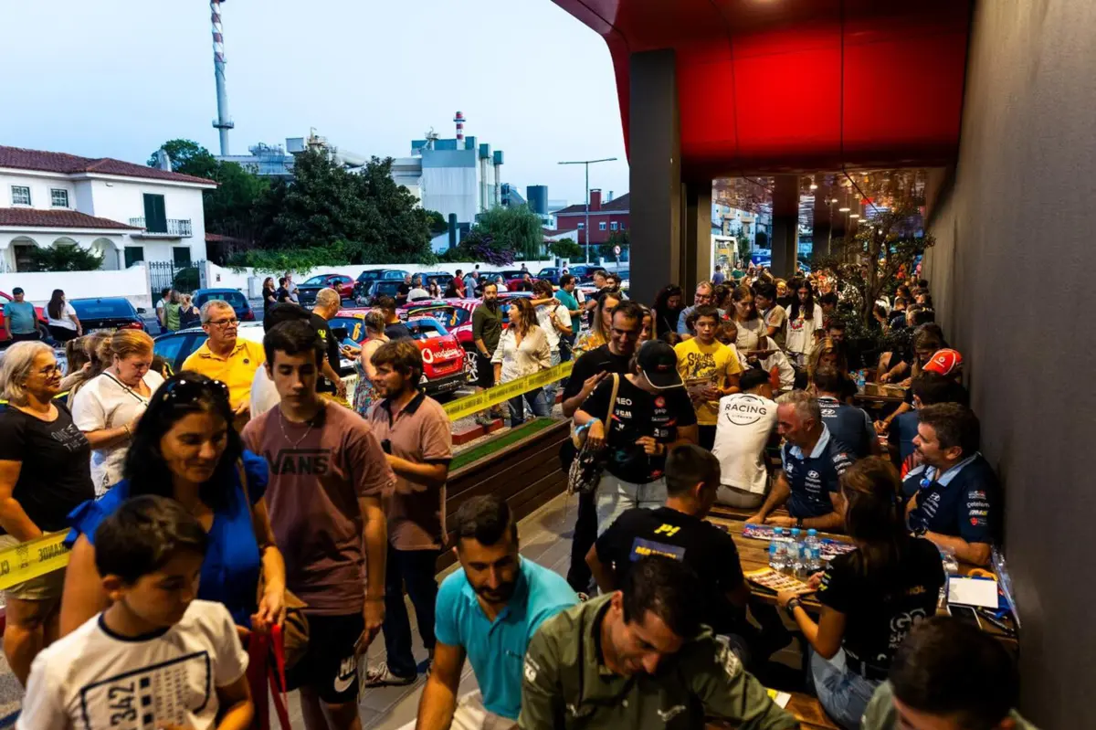 Esta quinta-feira os pilotos participaram numa sessão de autógrafos