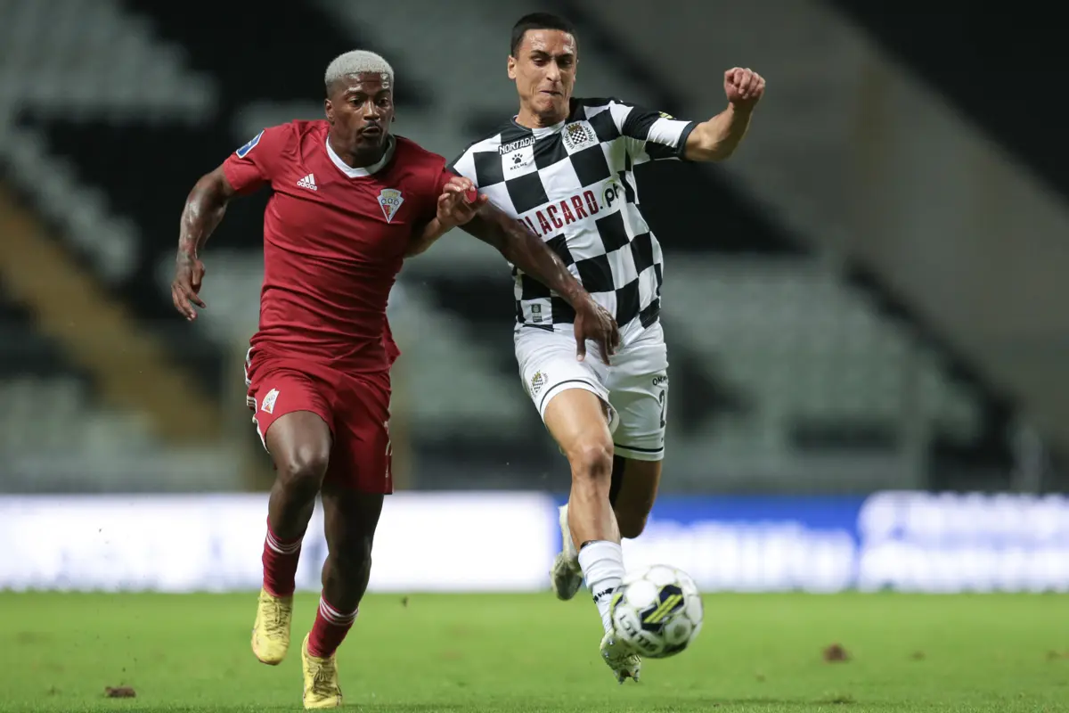 Tipote à esquerda (Créditos: Lusa)