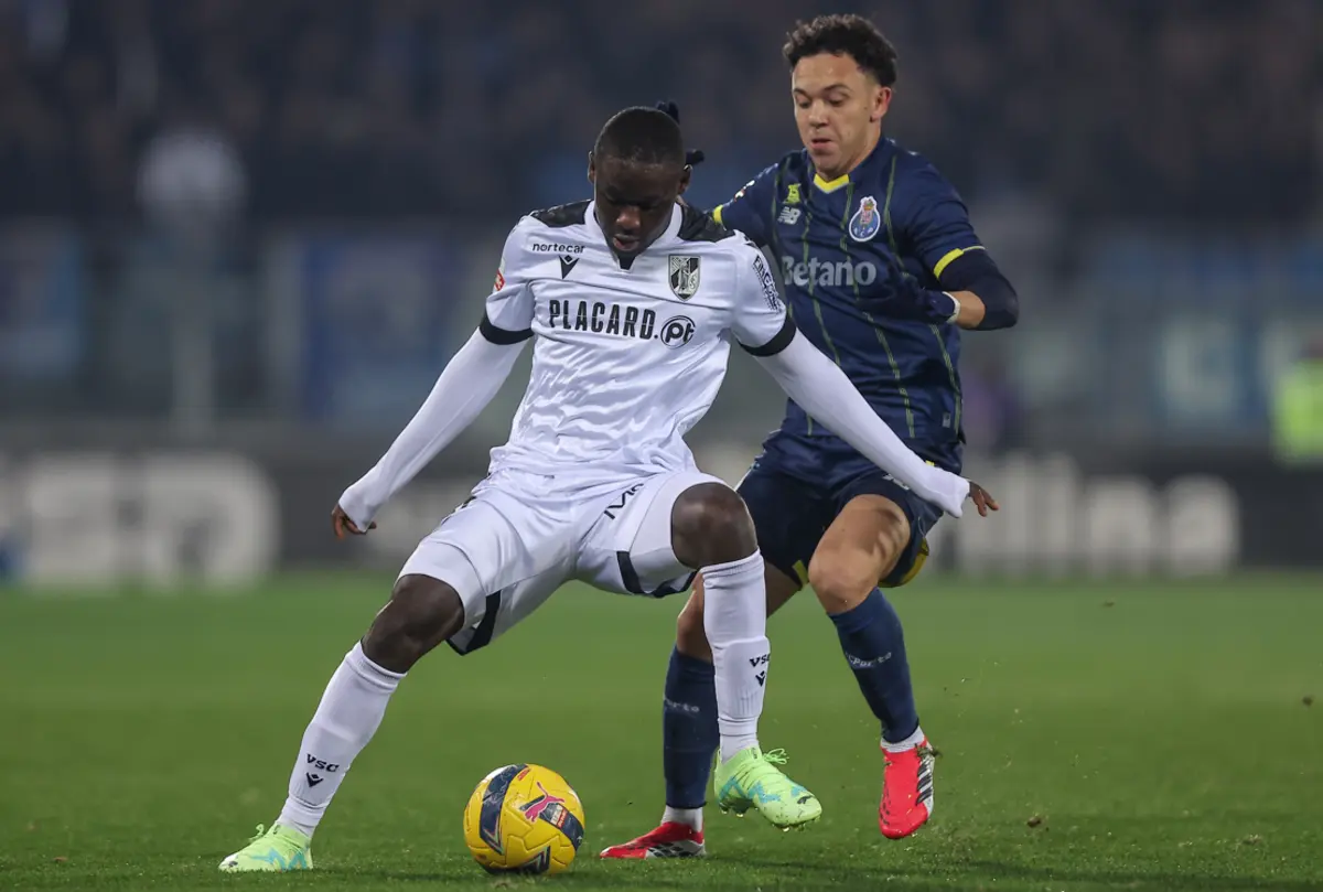 Beni Mukendi num lance com Pepê, do FC Porto