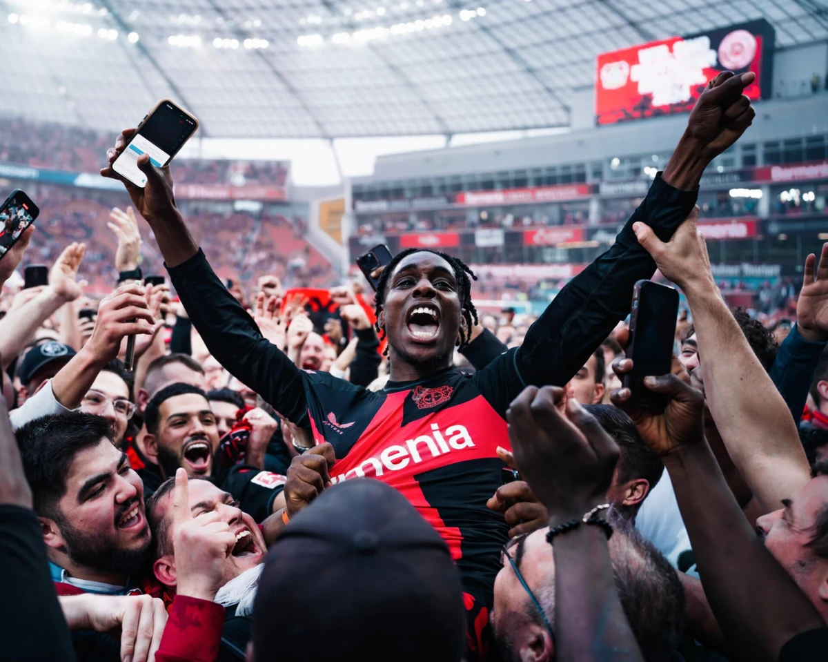 Jeremie Frimpong ajudou o Bayer Leverkusen a conquistar a Bundesliga (Créditos: X do atleta)