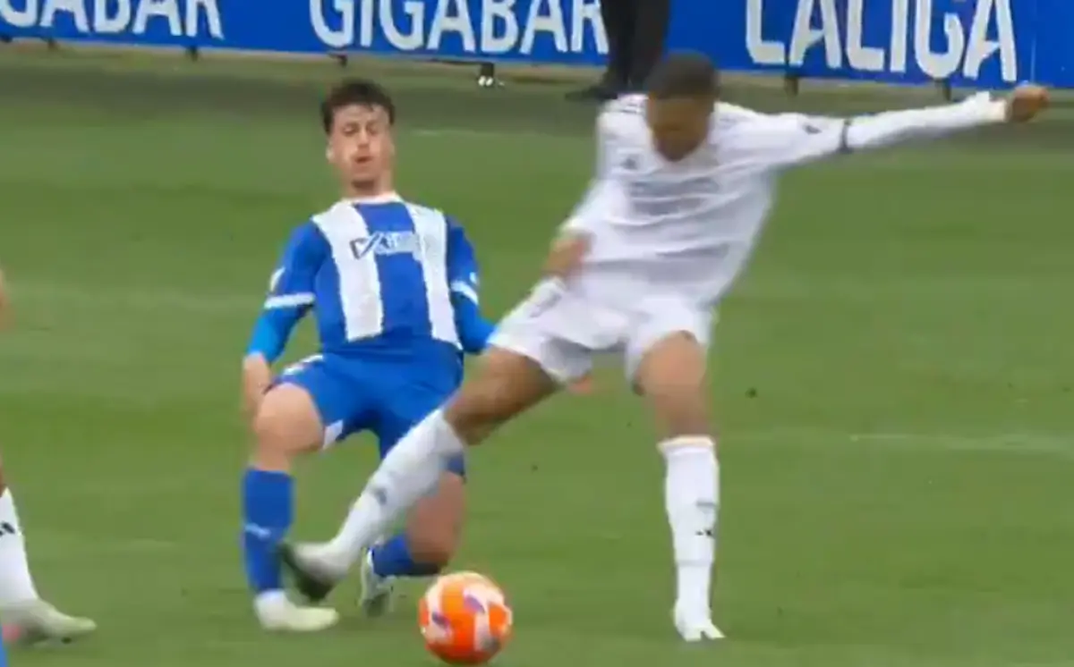 Imagem de contexto do artigo Alavés-Real Madrid: Mbappé expulso na primeira parte devido a esta entrada