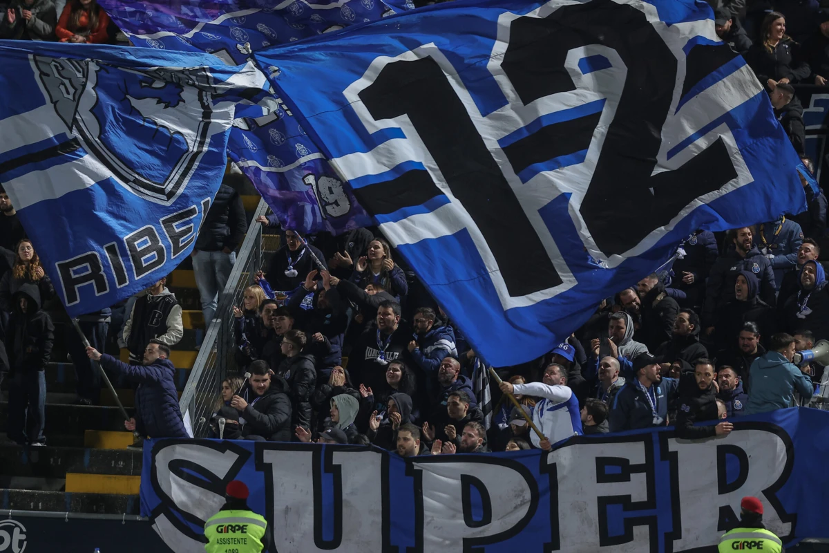 Adeptos do FC Porto presentes em Famalicão (Créditos: Miguel Pereira/Global Imagens)