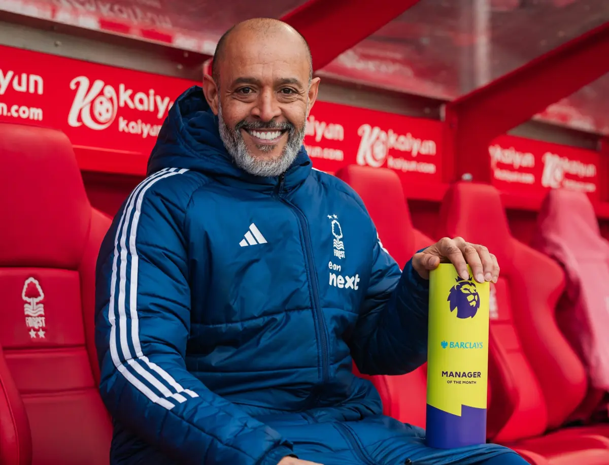 Nuno Espírito Santo com o prémio de melhor treinador do mês (créditos: Nottingham Forest)
