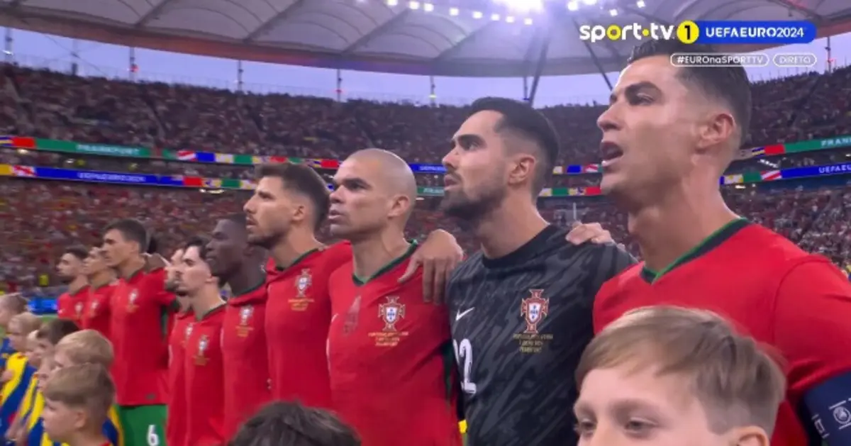 Seleção canta hino nacional (créditos: Sport TV)